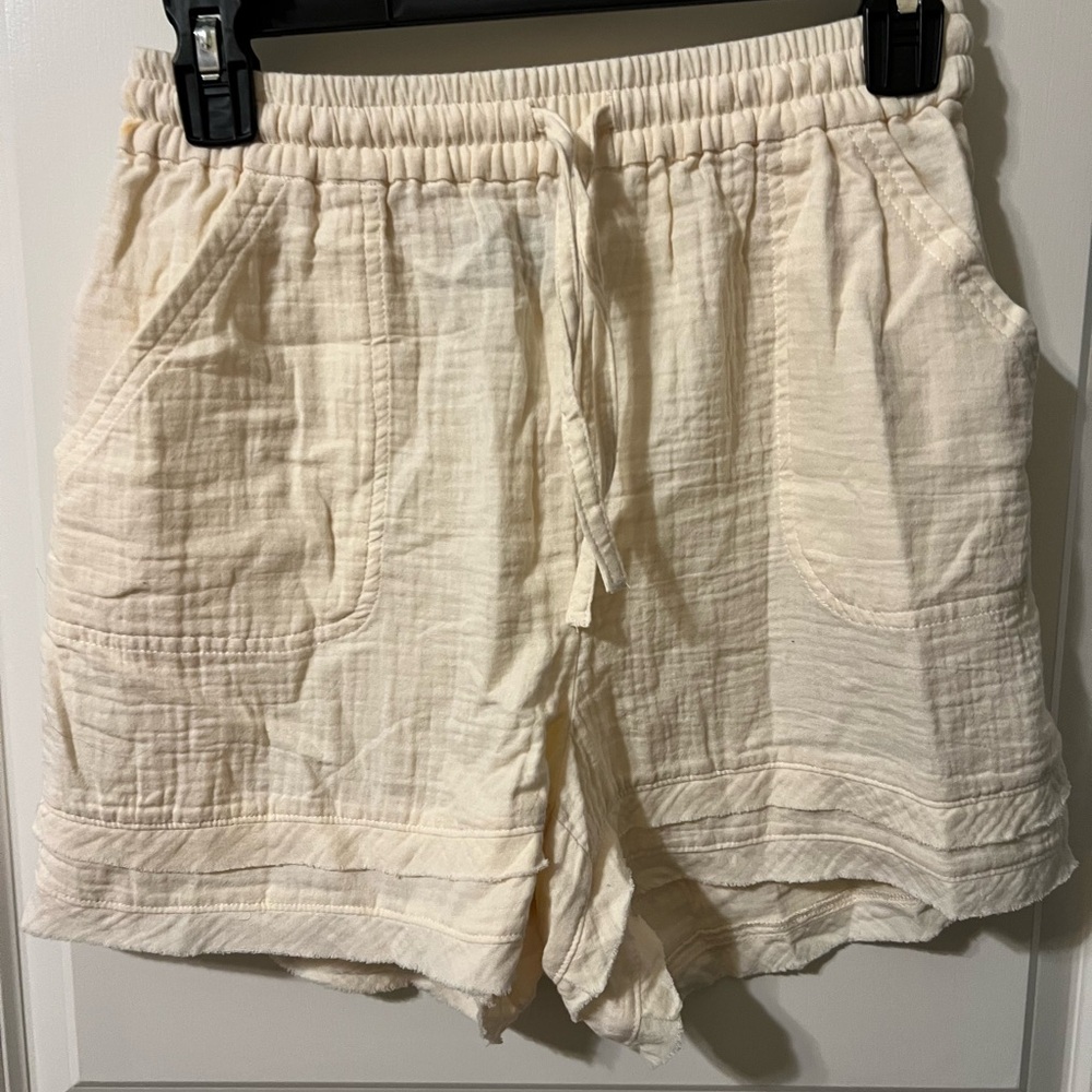 Monrow Women's Cream Cotton Shorts NWOT Small *small spot in pics